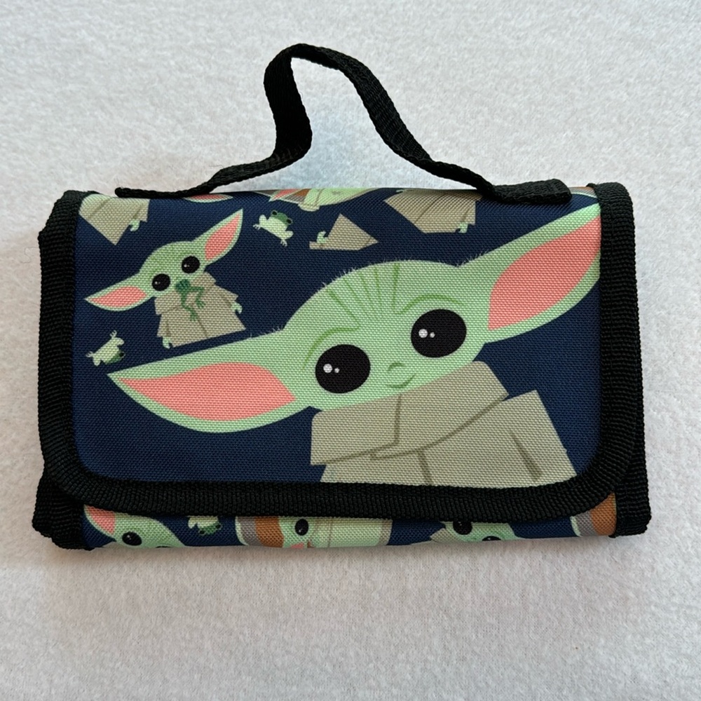 Kids Mandalorian “the child” lunch box never used. Very cute!